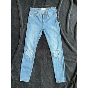 Free People Skinny Jeans Blue‎ Light Wash Distressed Torn Knee Rip Size 28 EUC
